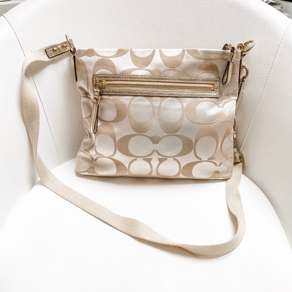COACH Daisy Poppy Applique Signature Crossbody - Picture 2 of 3